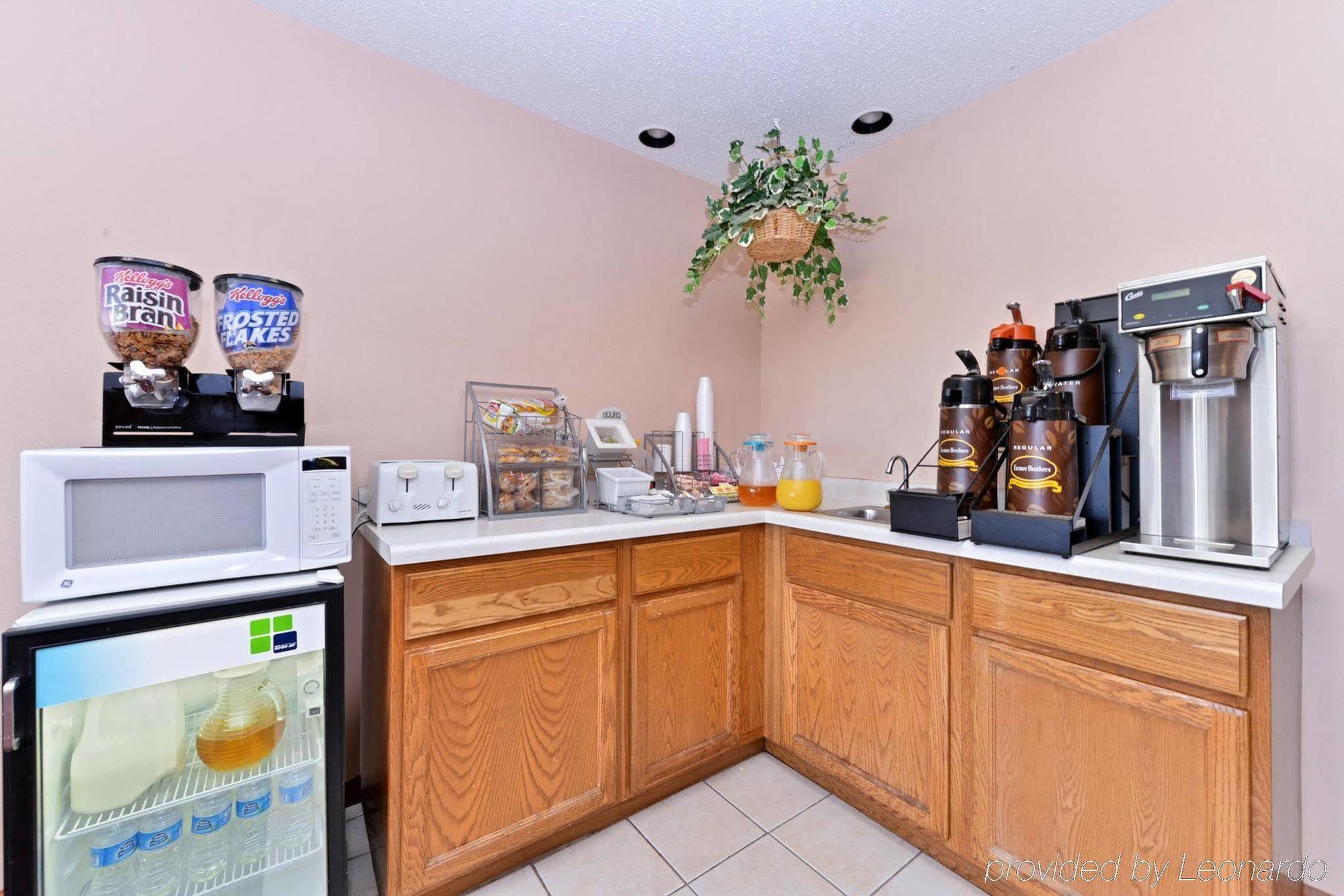 Super 8 By Wyndham Hotel 2*